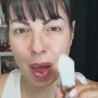 LOOMA - Adaptivní make-up s integrovaným štětcem